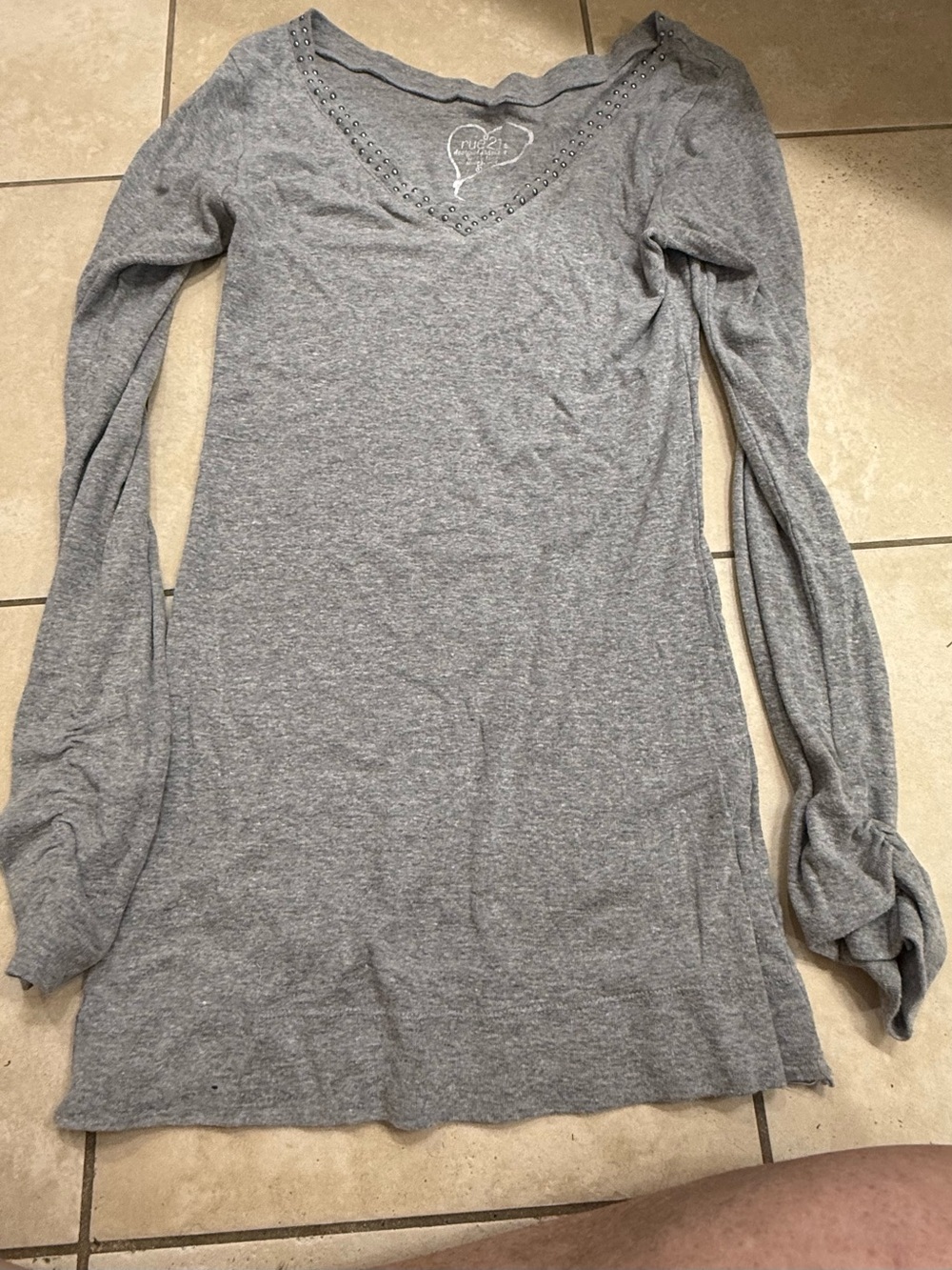 Rue21 Gray V-Neck Long Sleeve Top with Stud Trim
